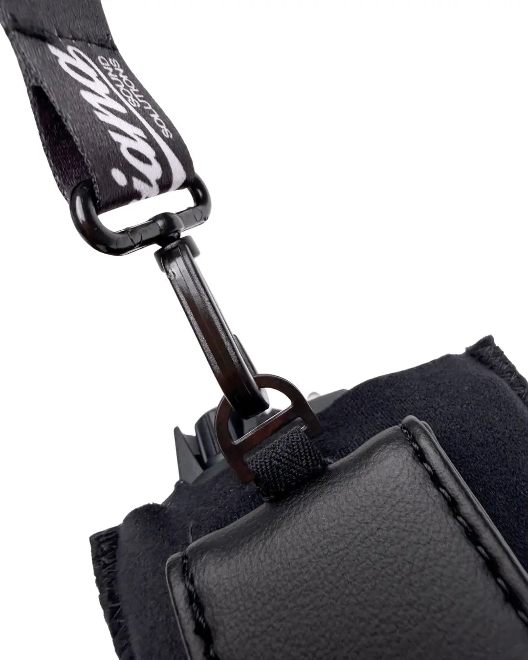 Viviana Magnetic Pouch – D-Ring Detail